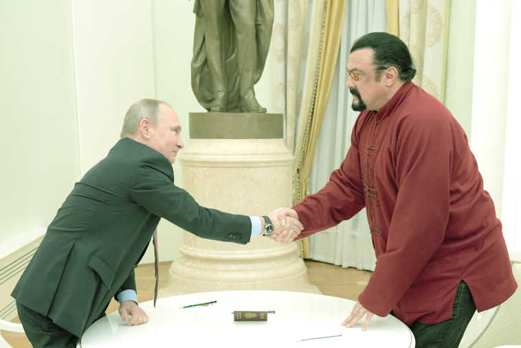 סיגל עם הנשיא פוטין  (צילום: רויטרס)