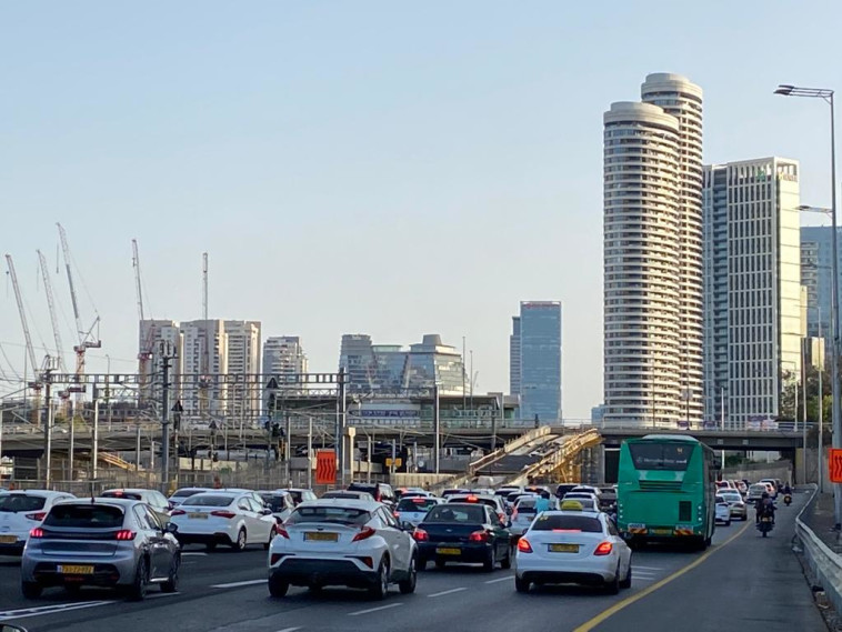 עומס בכביש איילון בדרך לשולחן החג