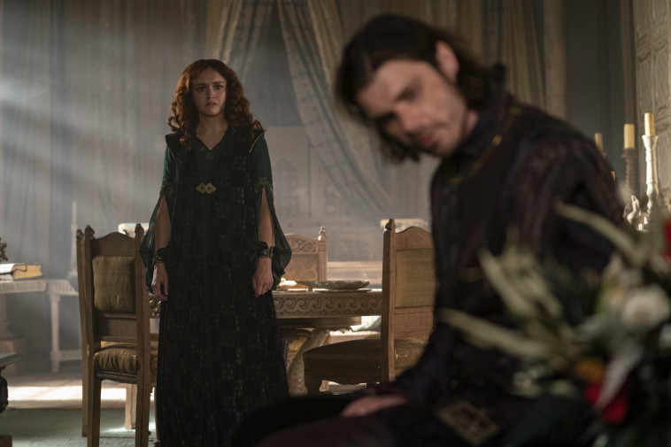 המלכה אליסנט עם לאריס סטרונג, מתוך ''בית הדרקון''