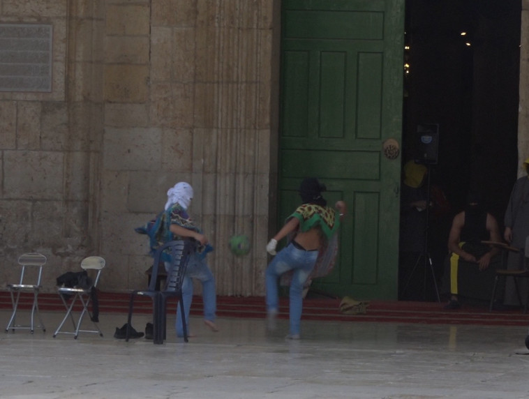 רעולי פנים מתפרעים במסגד אל-אקצא  (צילום: דוברות המשטרה)