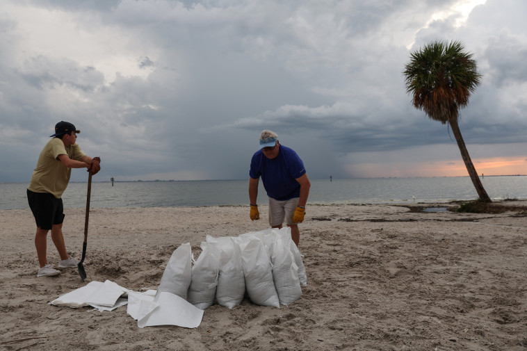 תושבי פלורידה בהכנות אחרונות לקראת הוריקן ''איאן'' (צילום: רויטרס)
