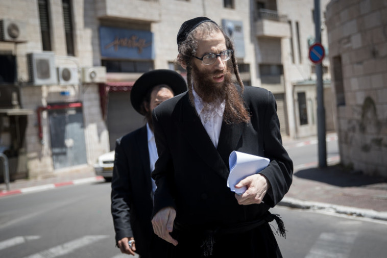 חבר בכת לב טהור בדרך לבית המשפט בירושלים (צילום: יונתן זינדל, פלאש 90)