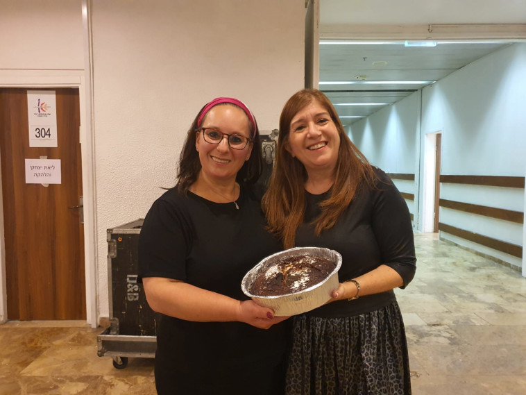 ''אופות להן חופש''