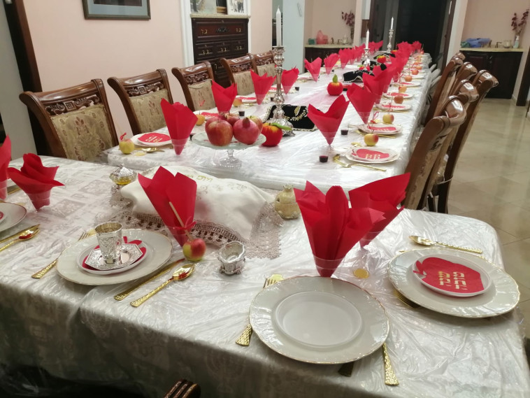 שולחן החג של יחיאל שלמה (צילום: פרטי)