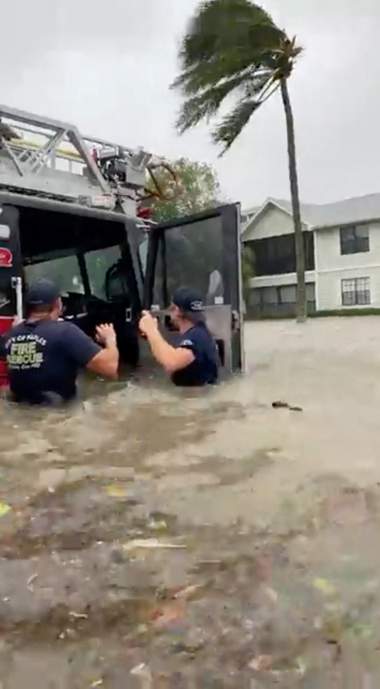 שטפונות כבדים בפלורידה (צילום: Naples Fire-Rescue Department/via REUTERS)