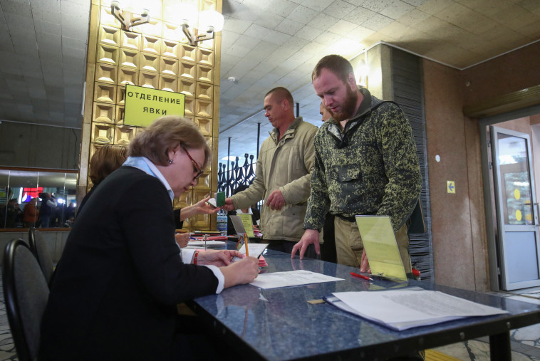 חיילים ממתינים בלשכת הגיוס ברוסיה