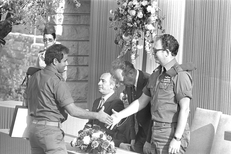 עיטור הגבורה לקהלני עם מוטה גור יצחק רבין ושמעון פרס 