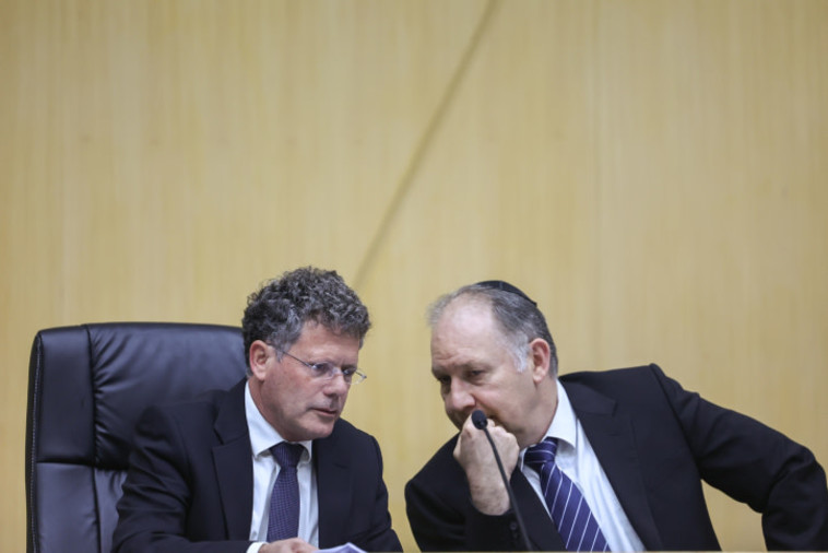 יו''ר ועדת הבחירות ואחד מחבריה