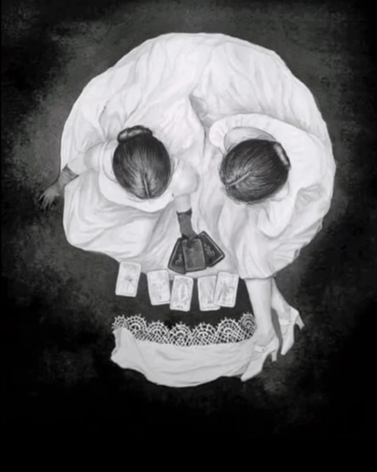 גולגולת או שתי ילדות משחקות בקלפים?