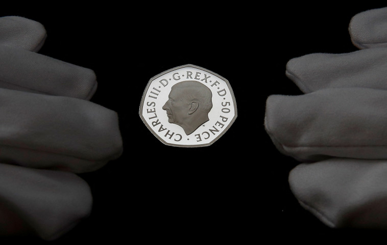 המטבע החדש של המלך צ'ארלס השלישי (צילום: REUTERS/Peter Nicholls)