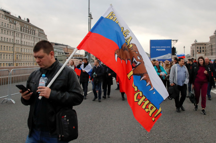 הקהל הרוסי מגיע לטקס ההכרזה על סיפוח השטחים שמתקיים במוסקבה (צילום: רויטרס)