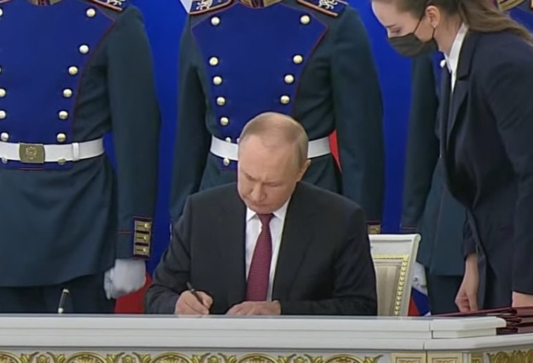פוטין חותם על הסיפוח
