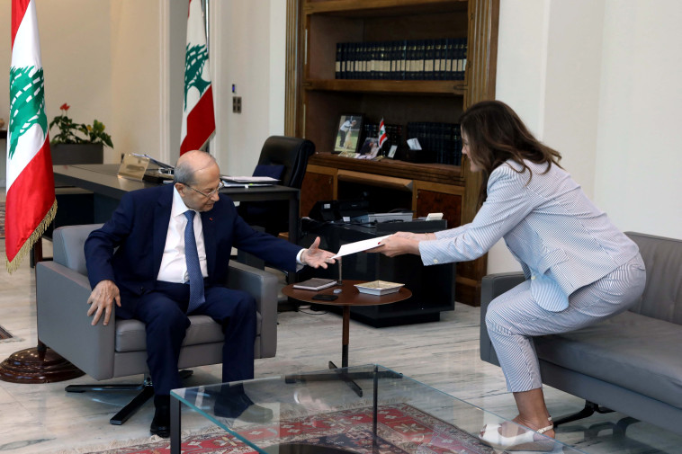נשיא לבנון מקבל את טיוטת ההסכם (צילום:  Dalati Nohra/Handout via REUTERS)