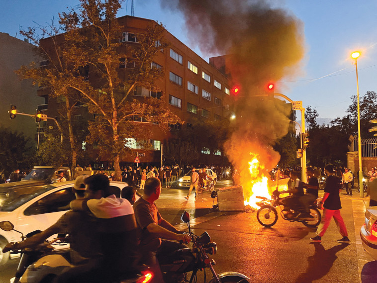 המחאה נגד המשטר באיראן (צילום: רויטרס)