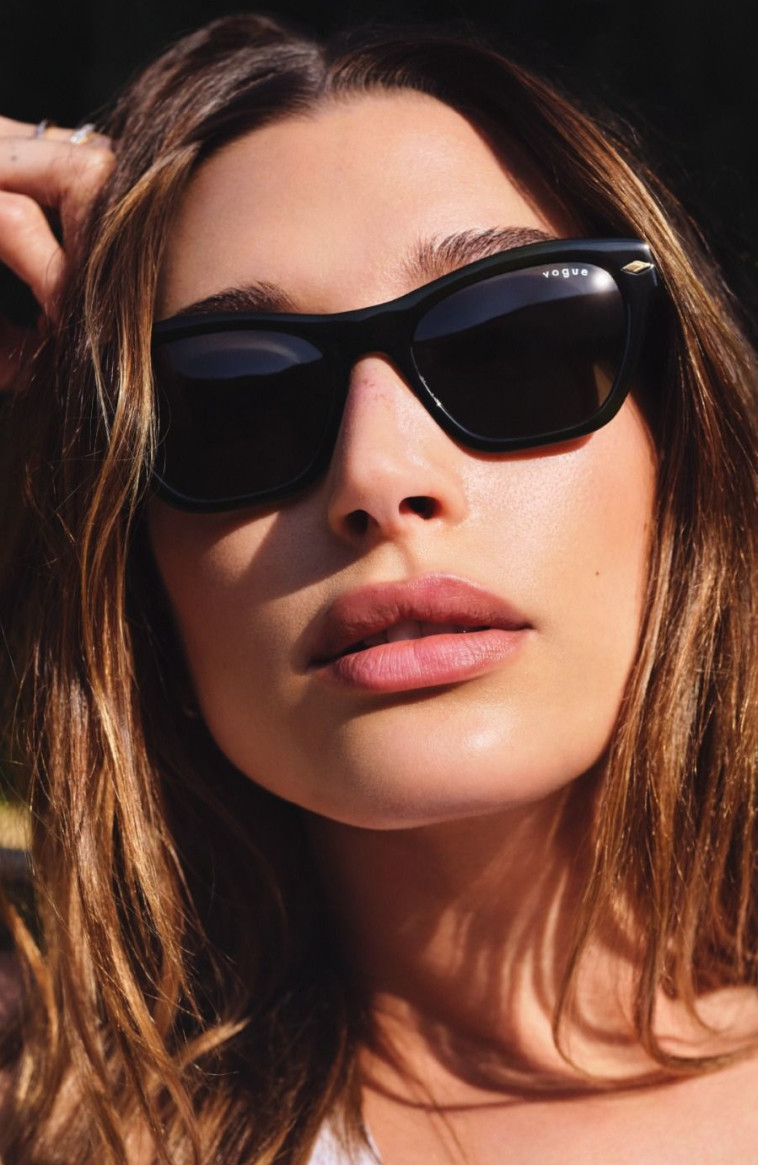 היילי ביבר, מתוך הקולקציה המשותפת עם מותג המשקפיים Vogue Eyewear