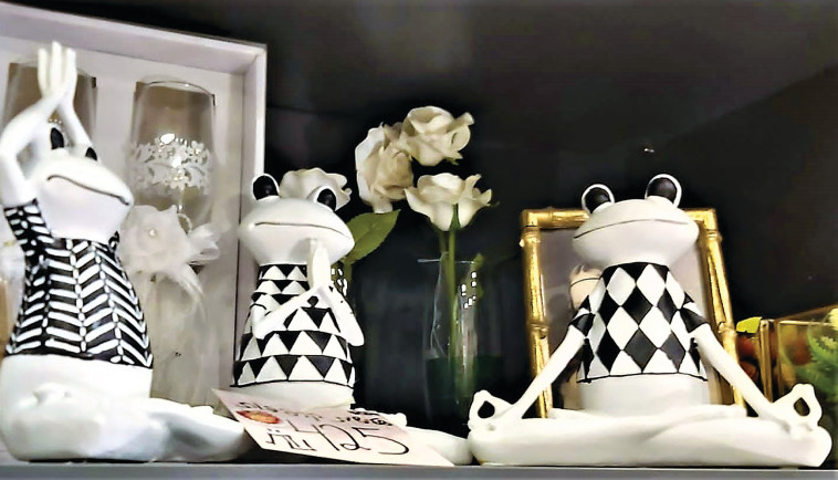 שלושת הצפרדעים עושים יוגה