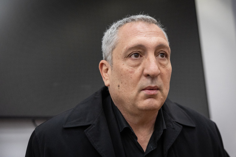 ניר חפץ בבית המשפט בירושלים