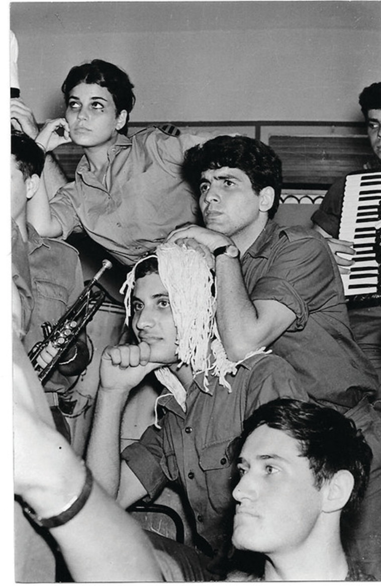 יוסי אלפי בלהקה צבאי