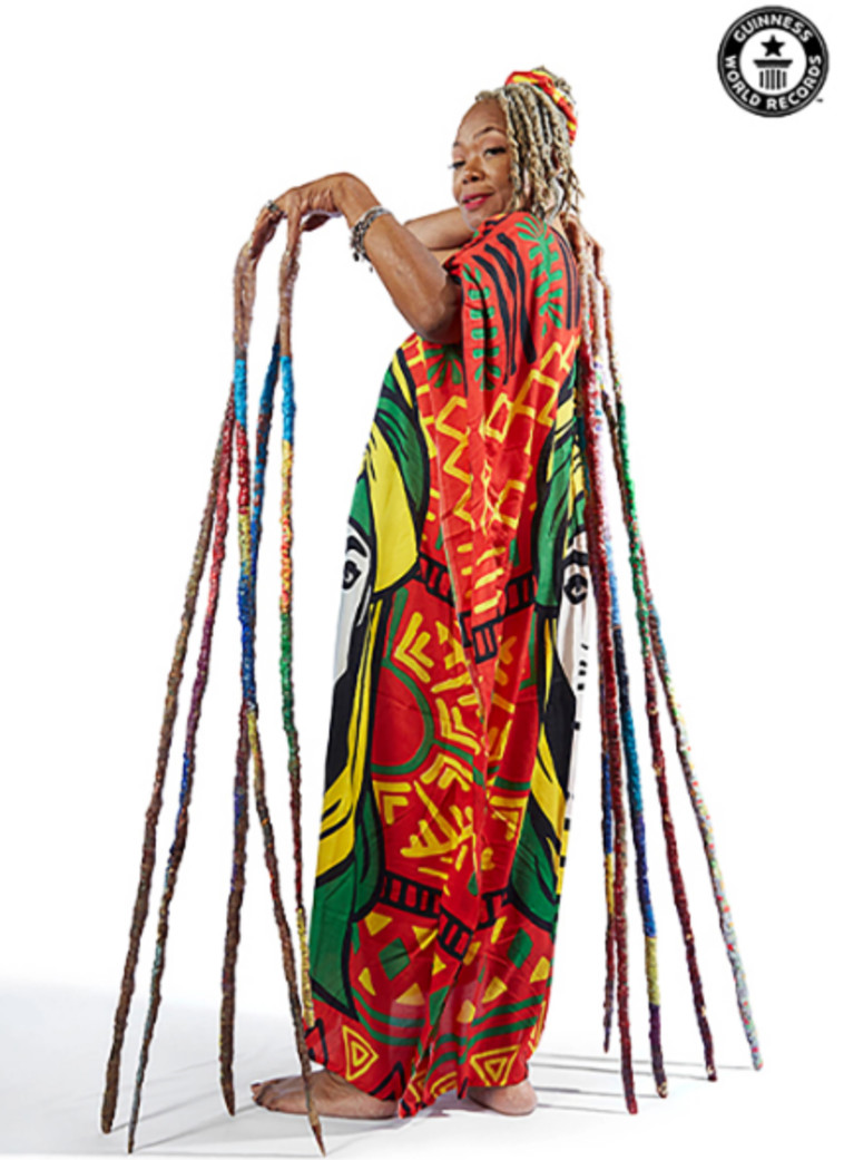 נדרשים 20 בקבוקי ללק כדי לצבוע את כולן