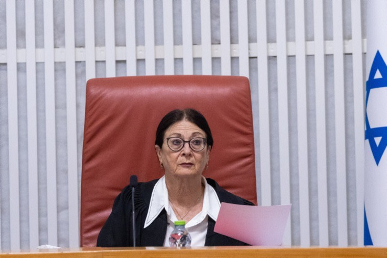 הנשיאה אסתר חיות במהלך הדיון