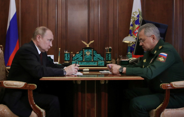 שר ההגנה הרוסי בפגישה עם ולדימיר פוטין  (צילום: Sputnik/Mikhail Klimentyev/Kremlin via REUTERS)