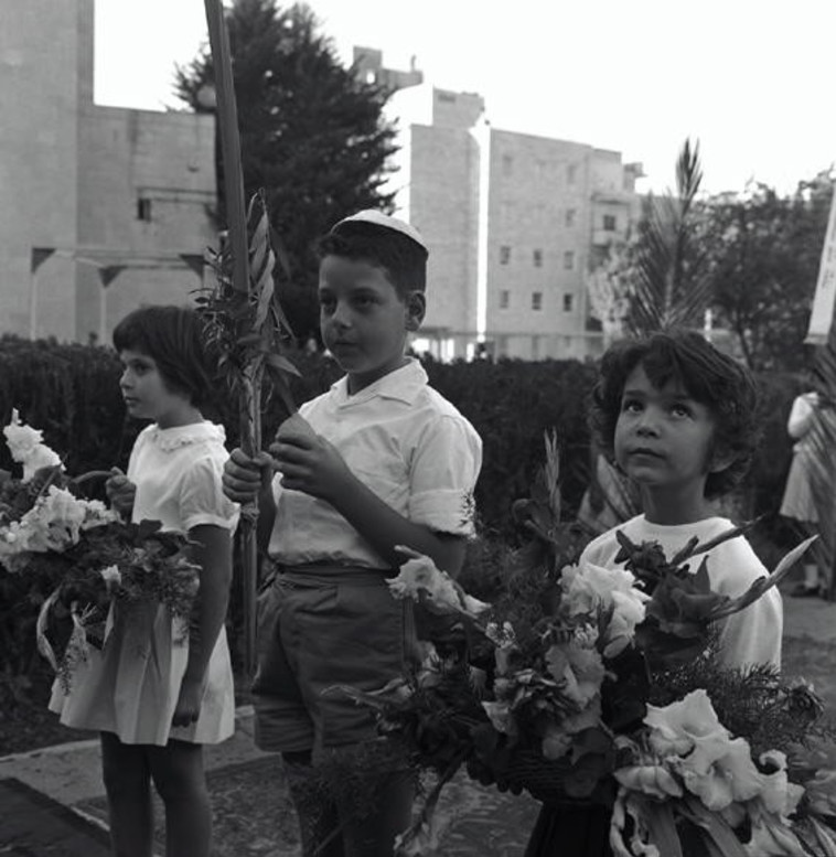 טקס ''דגל ירושלים'' בחצר בניין המוסדות הלאומיים בירושלים. סוכות, 1964