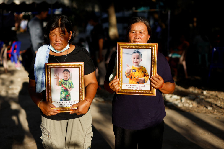 קרובות משפחה של שניים מהפעוטות שנרצחו בטבח בתאילנד עם תמונות יקיריהן (צילום: רויטרס)