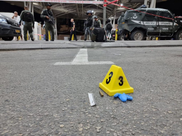 The scene of the attack at the Shoafat checkpoint in Jerusalem (Photo: Police spokeswoman)