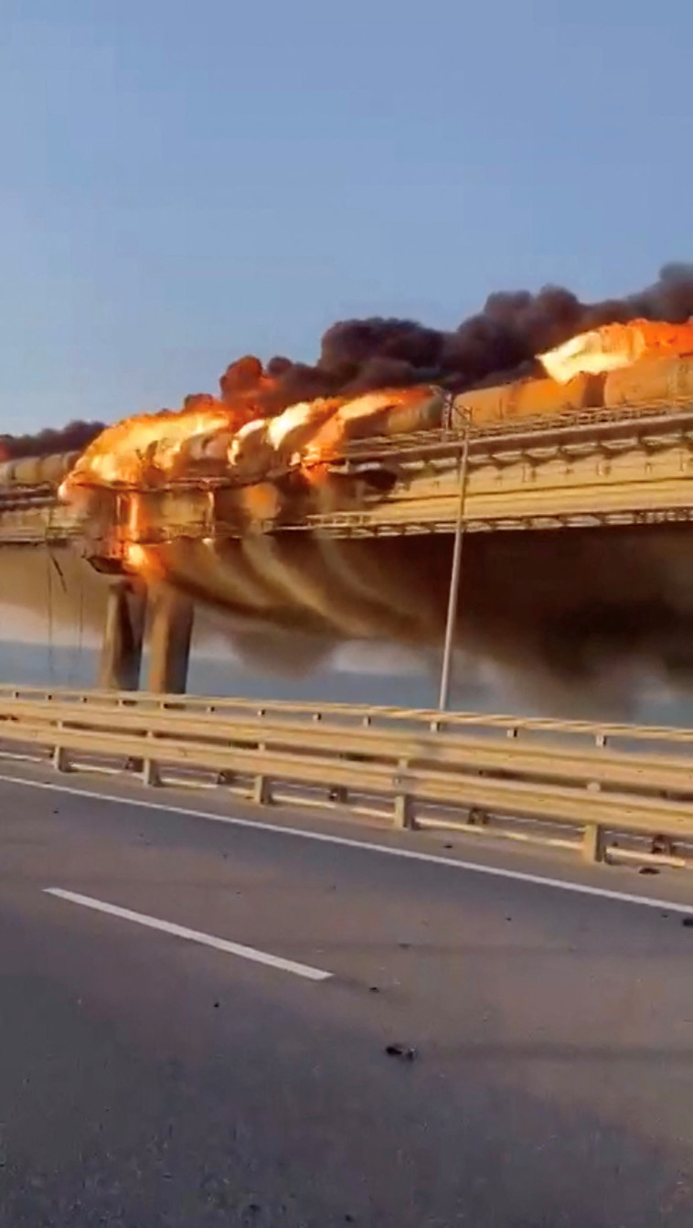 הפיצוץ בגשר קרים (צילום: רויטרס)