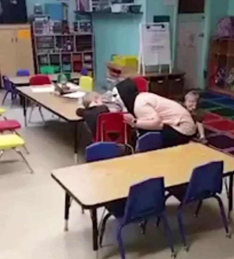 באמצע הארוחה - הפחידה את הילדים באמצעות מסכה מלחיצה