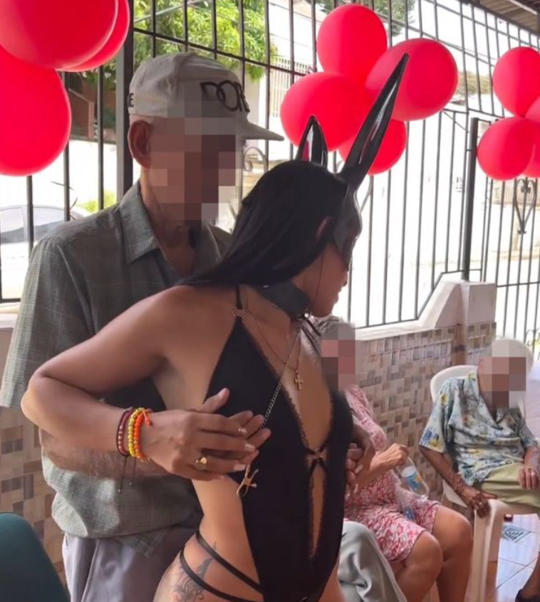 רקדנית יחד עם דייר בבית האבות