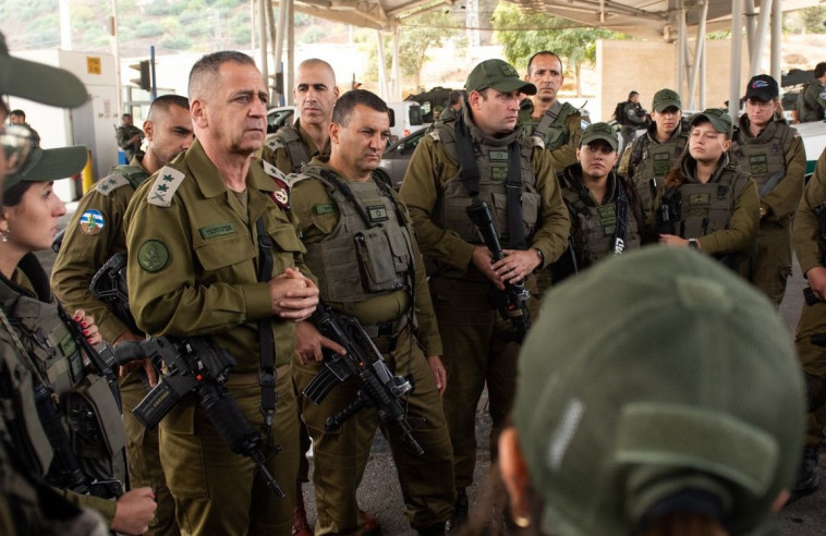 הרמטכ''ל אביב כוכבי בזירת הפיגוע במחסום שועפאט (צילום: דובר צה''ל)