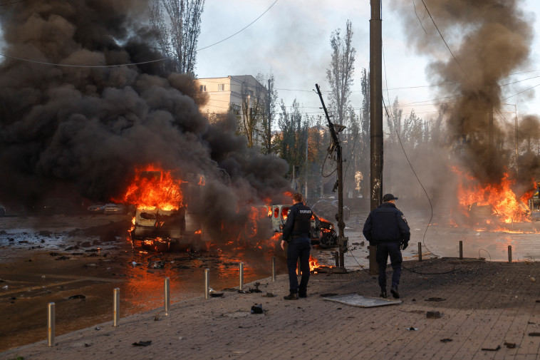 הרס בקייב בעקבות התקיפה הרוסית (צילום: REUTERS/Valentyn Ogirenko)