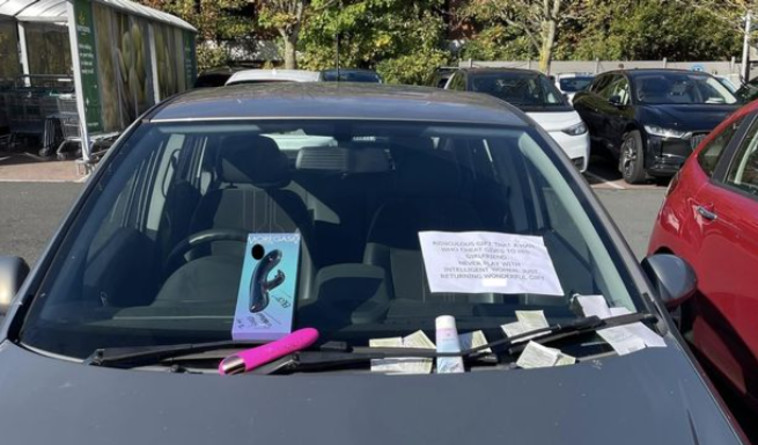 צעצוע מין, חומר סיכה ומגבונים על השמשה הקדמית