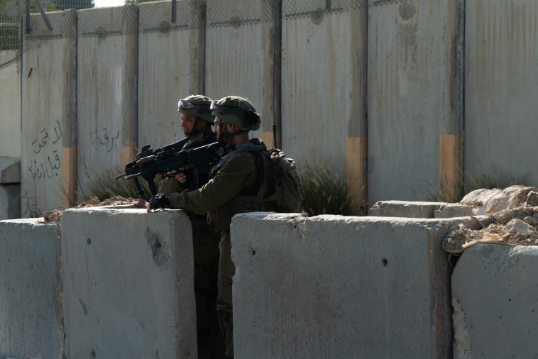 חיילים בזירת הפיגוע ליד שבי שומרון (צילום: דובר צה''ל)