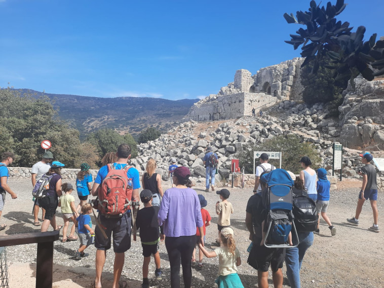 מטיילים בגן הלאומי מבצר נמרוד