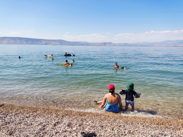מטיילים בחוף סוסיתא בכינרת 