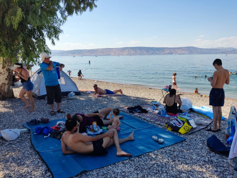 מטיילים בחוף סוסיתא בכינרת