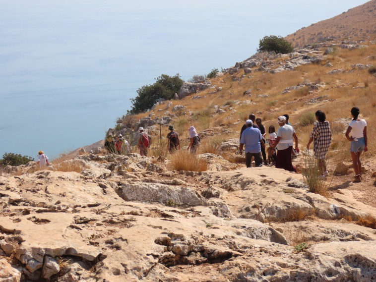מטיילים בגן הלאומי ארבל