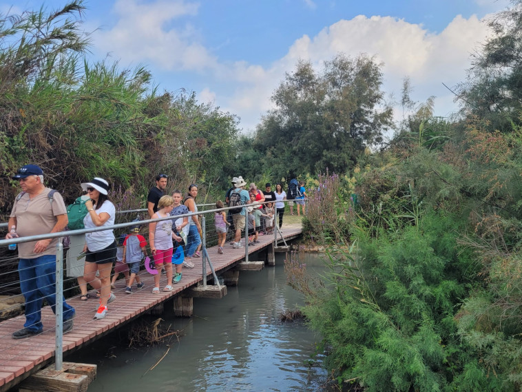 מטיילים בשמורת הטבע עין אפק