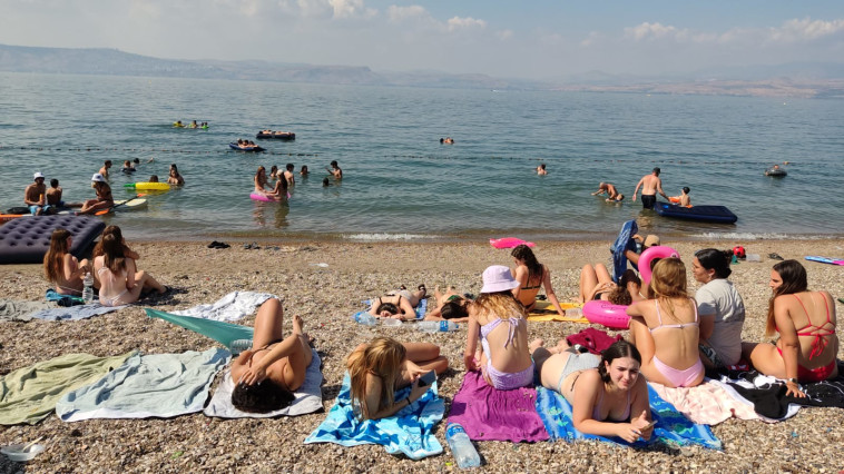 מבקרים בחוף לבנון (צילום: טלי בר, איגוד ערים כנרת)
