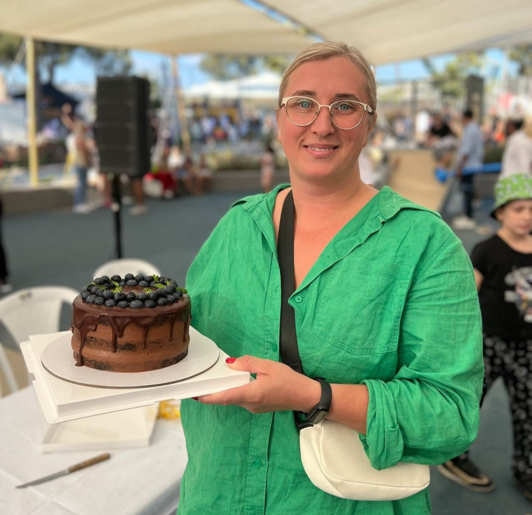 יוליה סמרודונוב והעוגה הזוכה במקום הראשון בפסטיבל השוקולד 2022