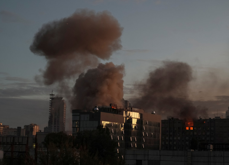 מתקפה על קייב (צילום: REUTERS/Gleb Garanich)