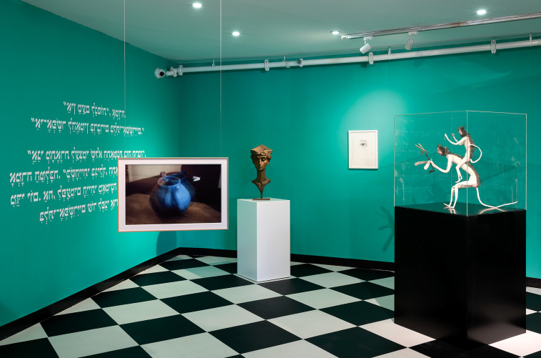 תערוכת ''מבעד לראי''