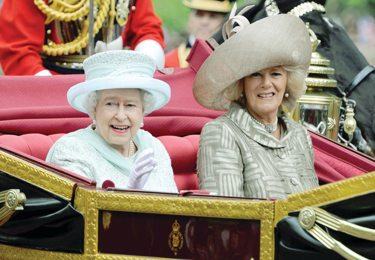 המלכת אליזבת השנייה וקמילה (צילום: WPA Pool.GettyImages)
