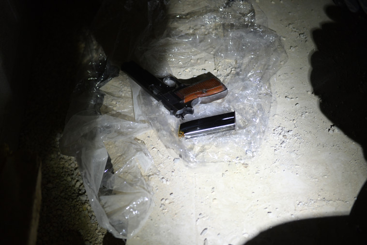 כלי הנשק שנתפס בביתו של החשוד (צילום: דוברות המשטרה)