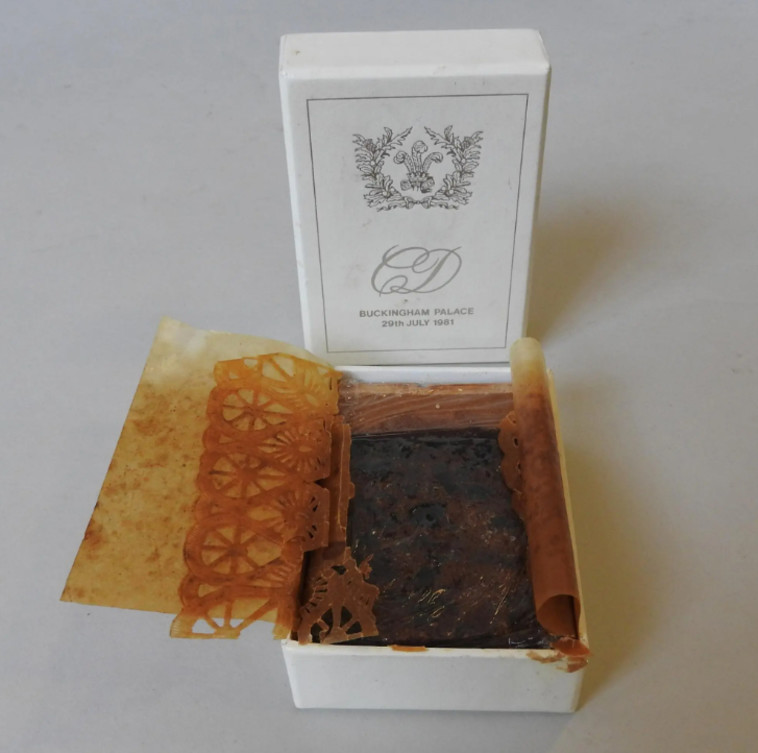  ''היא עדיין נראית כמו פרוסת עוגת חתונה ששמרה על צורתה''.