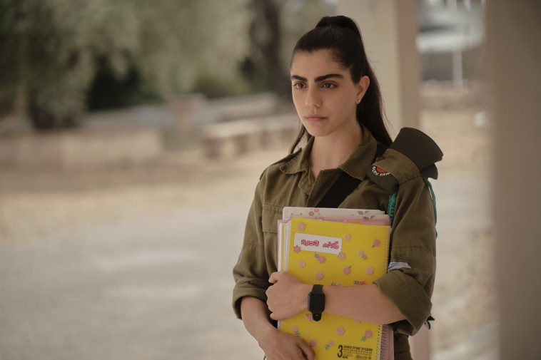 נועה אסטנג'לוב בדמותה הגאונית של צליל 