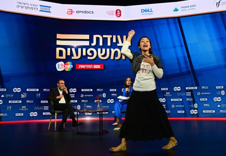 הדר מוכתר פרצה לבמה