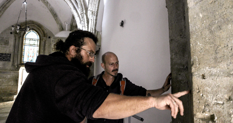 החוקרים מיכאל טשרנין ושי הלוי במהלך המחקר (צילום: ג'ושוע פאודם)